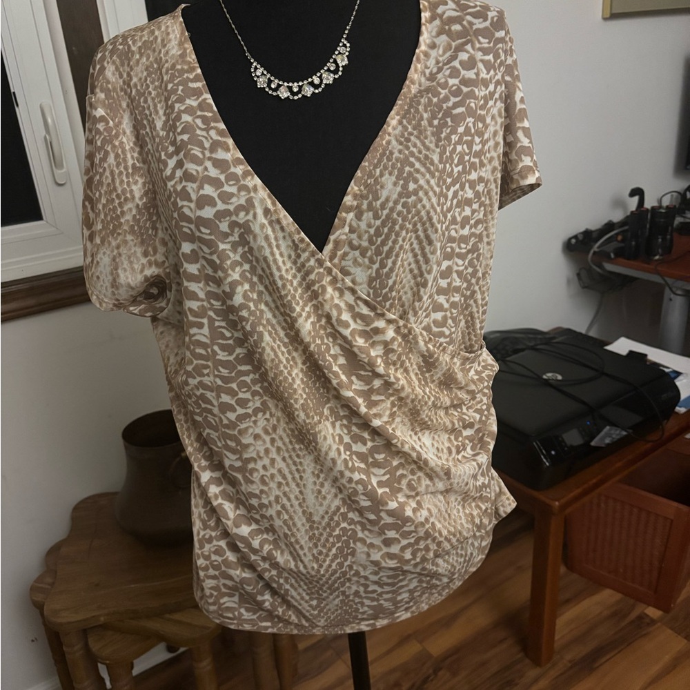 Tahari Beige and White Patterned Blouse
